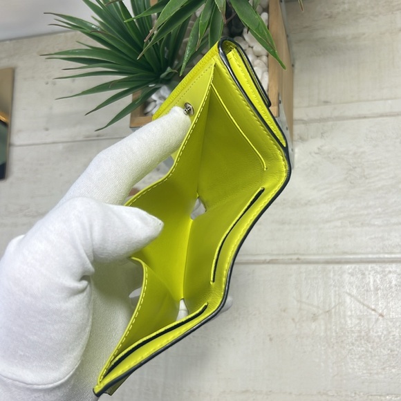 Louis Vuitton Taigalama Discovery Compact Wallet Jaune - Picture 6 of 16